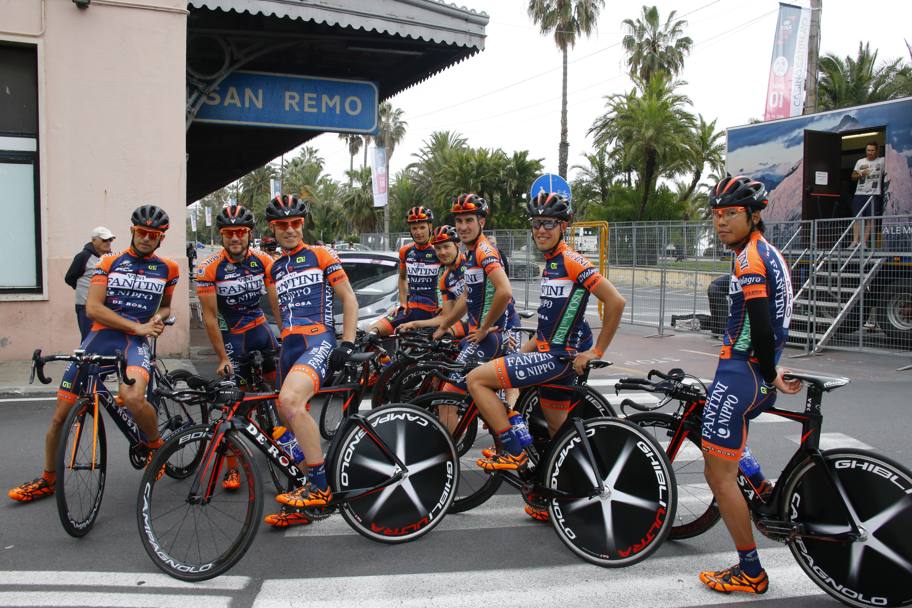 La Nippo-Vini Fantini al completo. Il team italo-giapponese ha come leader il re del Giro 2004, Damiano Cunego. Bettini